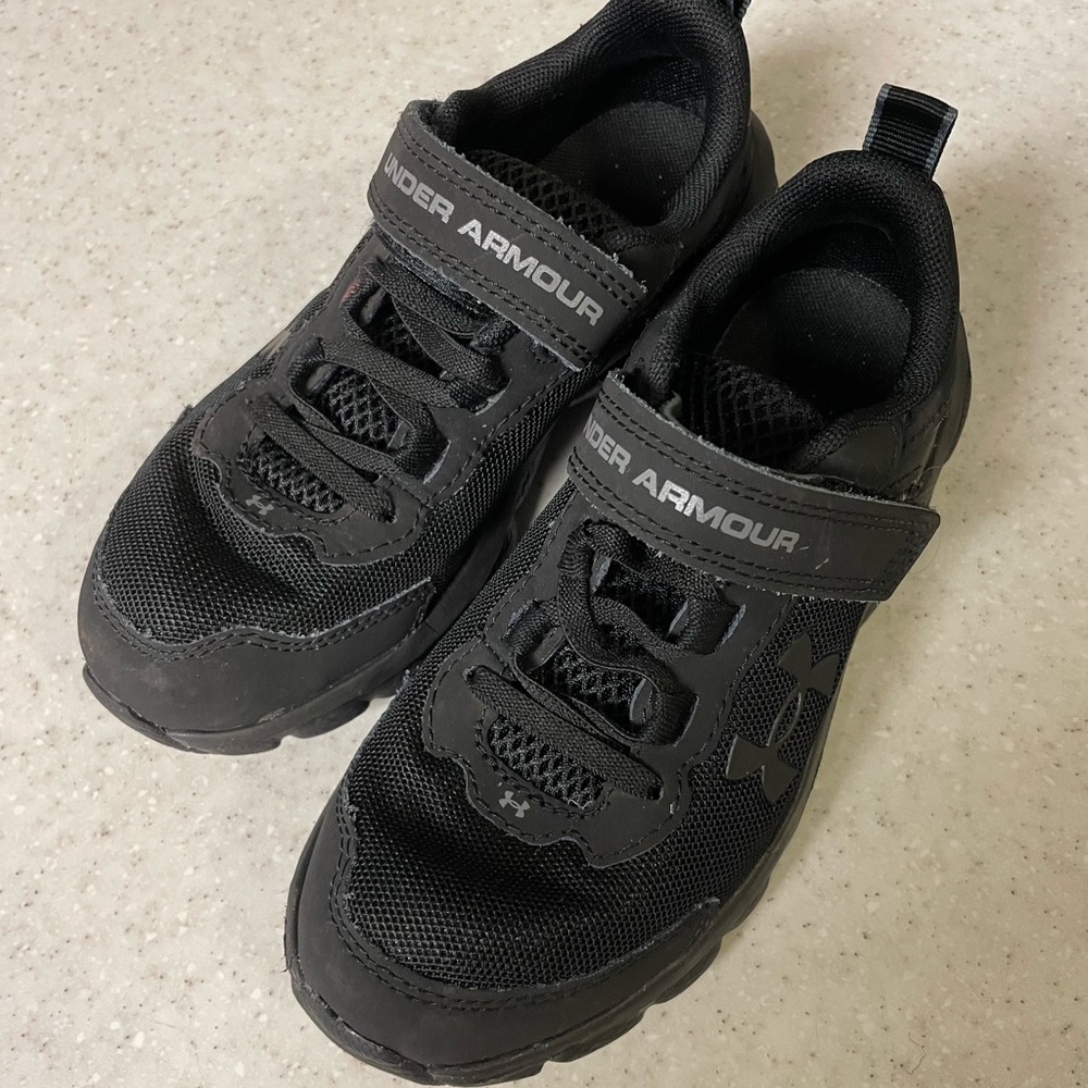 Almost never worn Under Armor black sneakers size 13 kids